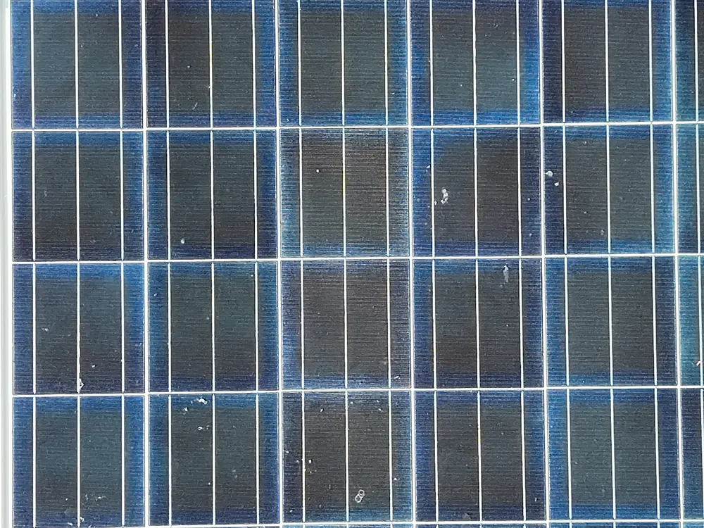 Nahaufnahme von Solarmodulen aus der Luft, aufgenommen mit der Drohne
