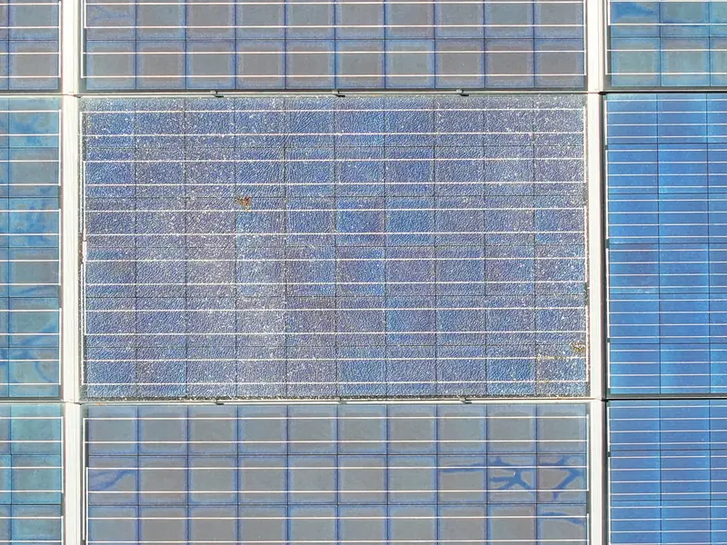 Nahaufnahme eines Solarmoduls mit Glasbruch