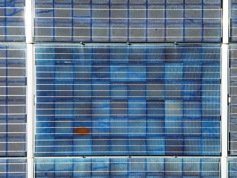 Nahaufnahme eines Solarmoduls mit einer auffälligen braunen Stelle auf einer Zelle