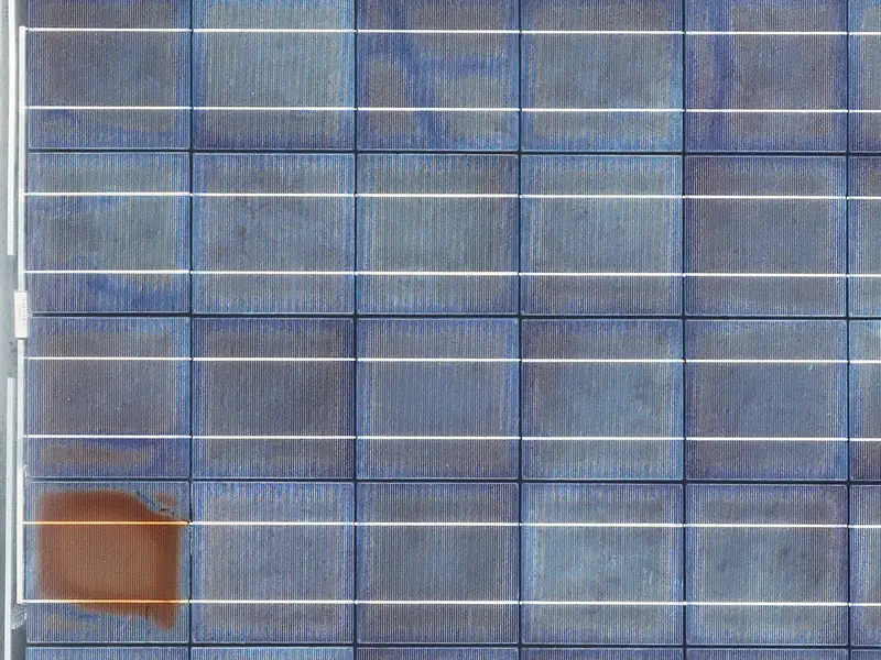 Nahaufnahme einer Solarzelle mit auffälliger brauner Verfärbung