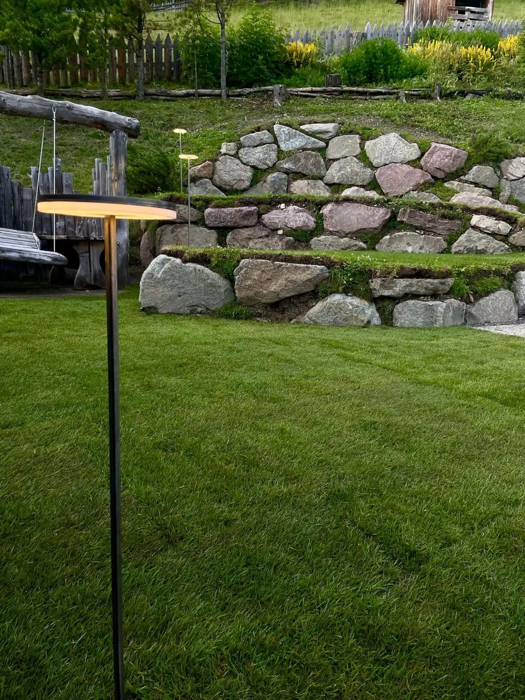 Gartenbeleuchtung mit Stehleuchten im Garten