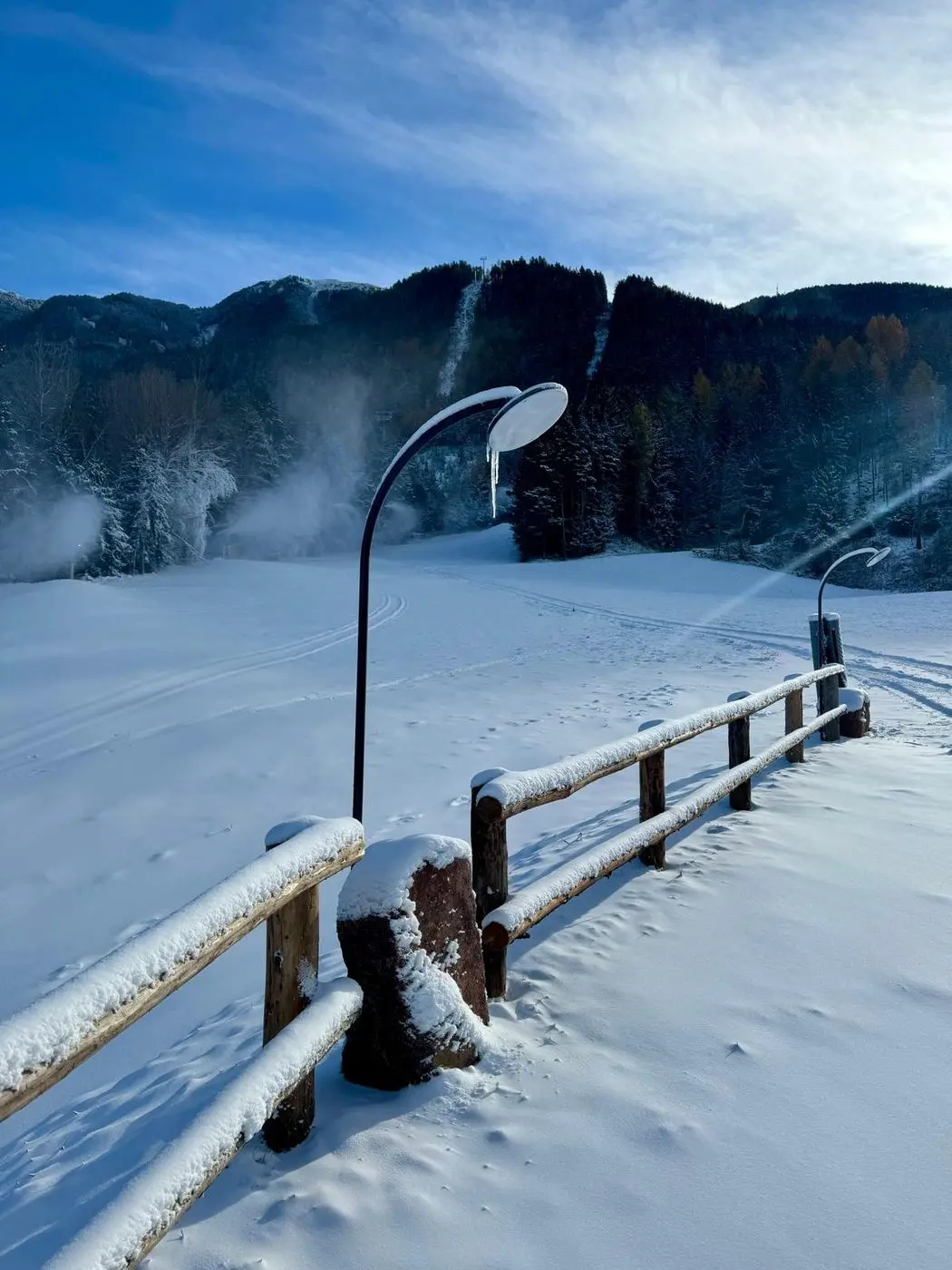 Outdoor-Beleuchtung an einem winterlichen Weg
