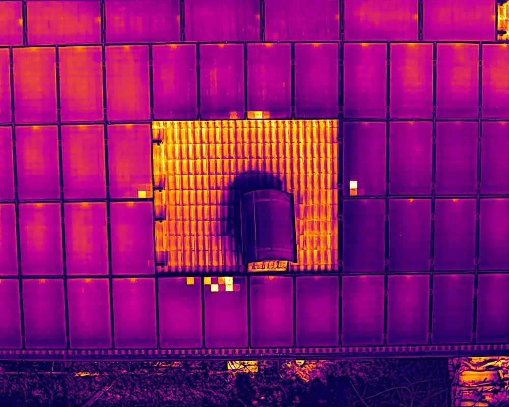 Wärmebild-Detail einer Photovoltaikanlage mit Temperaturunterschieden einzelner Module