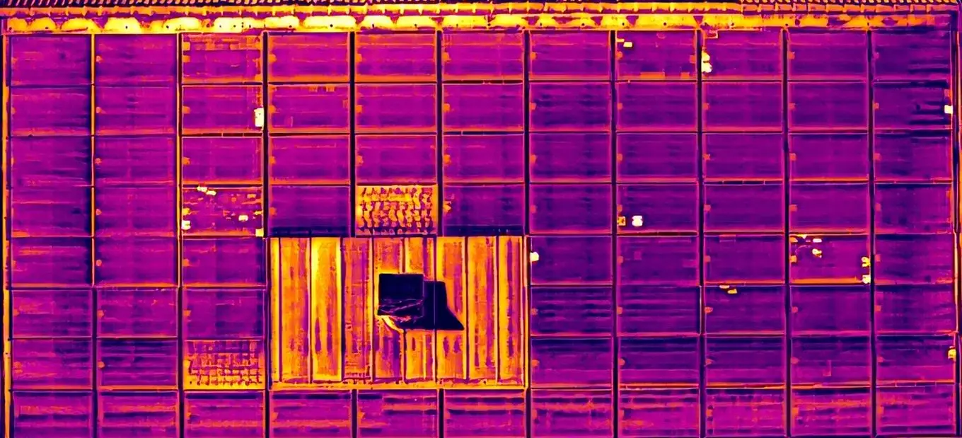 Thermografische Aufnahme derselben Photovoltaikanlage mit sichtbarem Hotspot